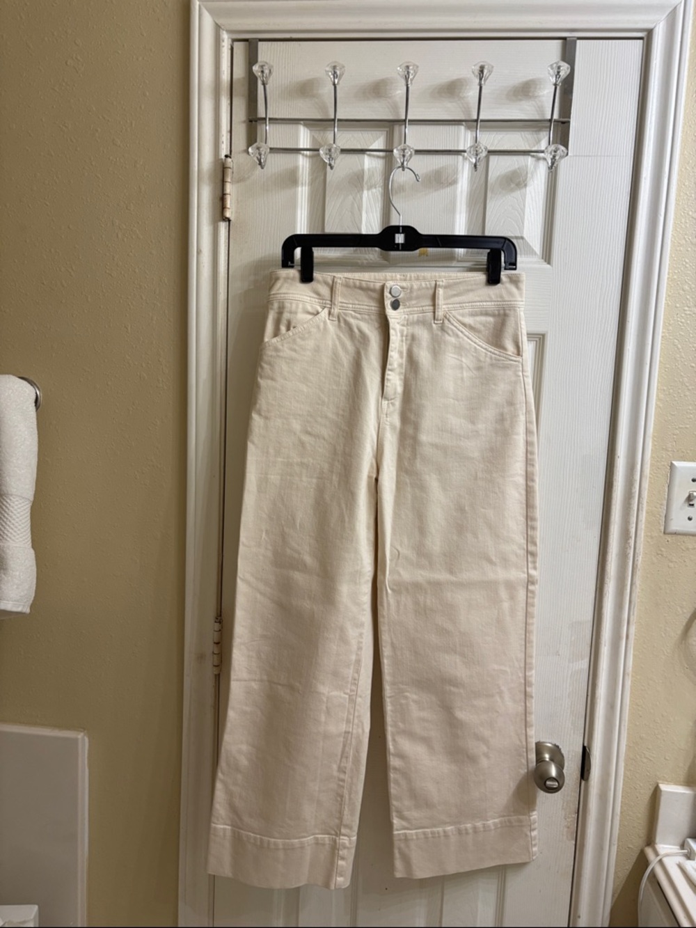 Wrap London cream wide leg pant. (Inseam:26”) A summer staple. NWOT